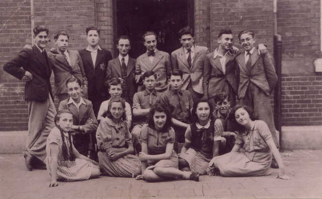 School photo of the Jewish school in Maastricht, 1942