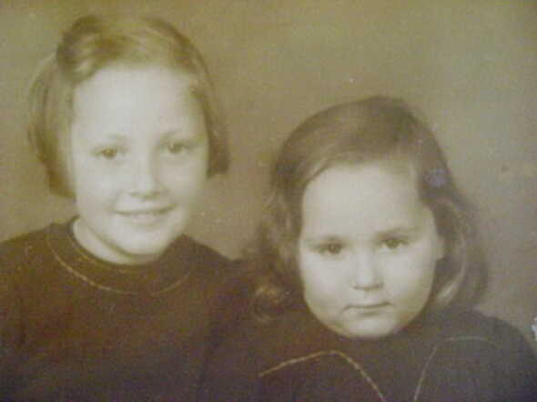 Anna [Anneke] (left) and Maria Anna Catharina [Marieke] Gompers