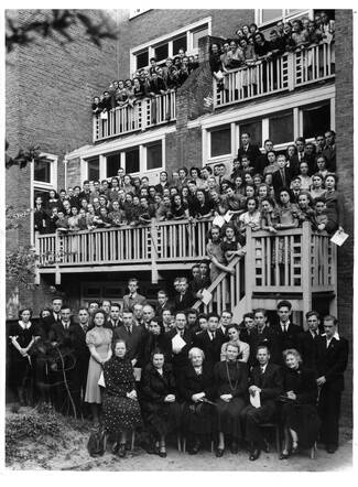 School photo of the Montessori Lyceum in Amsterdam, 1941