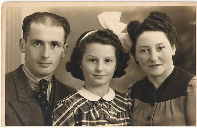 Judikje Marieke (Jettie) Gosler with her parents Isaac and Betje Gosler-van Zanten