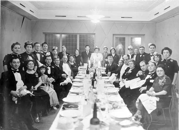 Family photo at the wedding of Louis Gosler en Jetje Kroonenburg, 1940