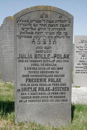 Grafsteen Julia Bolle-Polak te Muiderberg.