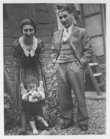 Barnett (Barney) Greenman with his mother Esther Greenman-van Damand his father Leon Greenman (who survived the war), in june 1941