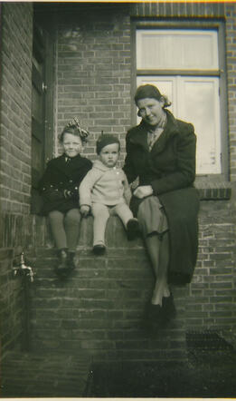 Eddie and Jopie Grobfeld with their mother Marianne Adelheid Paula Grobfeld-Kannegieter