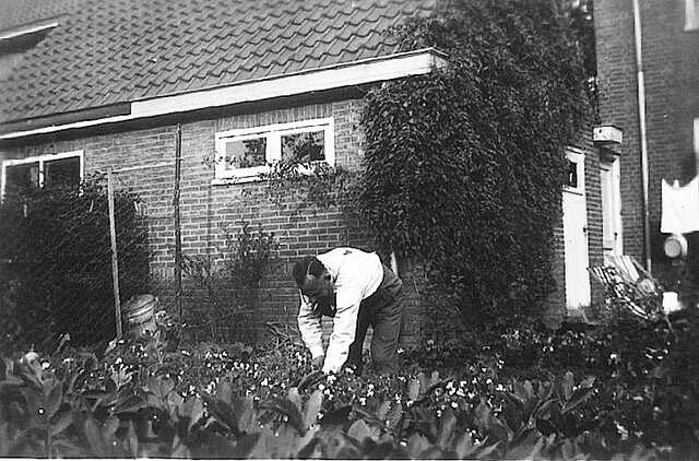 Jakob Levitus tijdens de oorlog in de moestuin