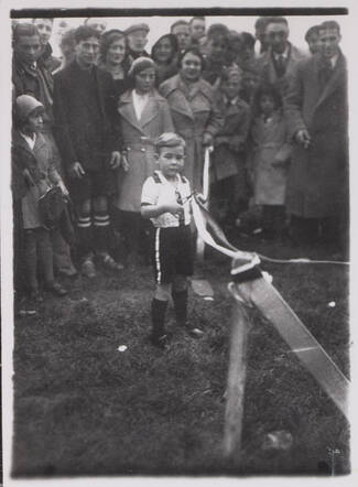 Abraham (Appie) de Groot (2nd from the right, in front of his father Abraham (Appie) de Groot, at the opening of the soccer club AED in Amsterdam