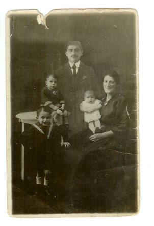 Michel Halberstadt (left) with his parents Alexander en Rozettte Halberstadt-Joel and his brother and sister