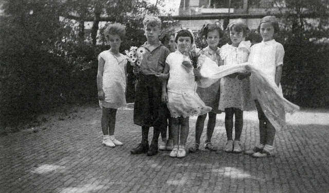 Renée Halberstadt (left)