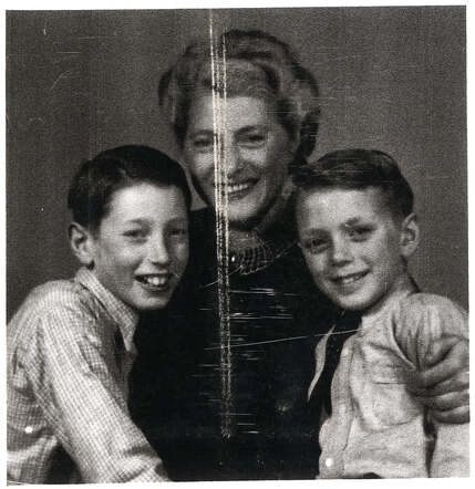 Robert Hans Halle (left) and Jacobus Louis Halle (right) with their mother Johanna Hendrika Halle-Allemans Hartog