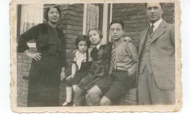 From left to right: an aunt, a cousin (both survived the war), Anny Halper, Frederik Halper and their father Chaskel Halper