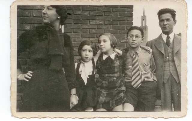 From left to right: an aunt, cousin (both survived the war), Anny Halper, Frederik (Freddy) Halper and their father Chaskel Halper.