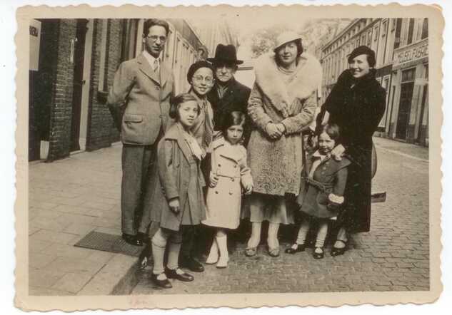 From left to right: Chaskel Halper, Anna Halper, Frederik Halper, grandfather Selig Schulster (died in 1936), a cousin, an aunt (both survived the war), Frieda Halper, Bertha Halper-Schulster.