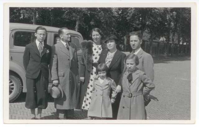 From left to right: Frederik (Freddy) Halper, an uncle, aunt (both survived the war), Bertha Halper-Schuster, Chaskel Halper and in the front Frieda and Anna Halper.