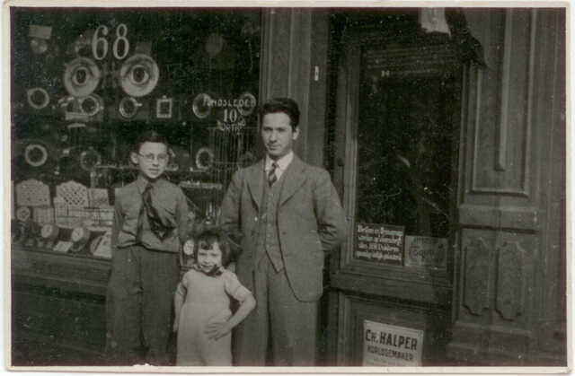 Frieda (Ida) Halper with her brother Frederik Halper and their father Chaskel Halper, in front of the shop of the family in the Papestraat 3, in Den Haag