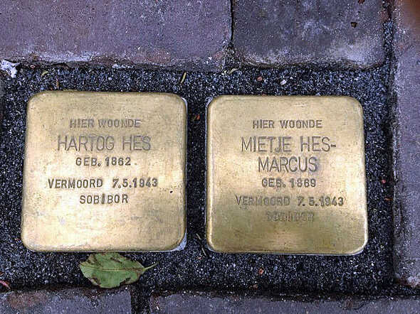 Melkmarkt 45, Zwolle -Op 7 april 2014 zijn Stolpersteine onthuld voor Mietje Hes-Marcus en haar echtgenoot Hartog Hes.