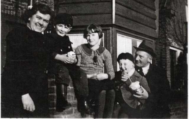 Emanuel (Emiel) den Hartog (2nd on the right) with neighbours