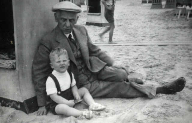 Hartog Izaak Kisch met één van zijn kleinzoons, 1937