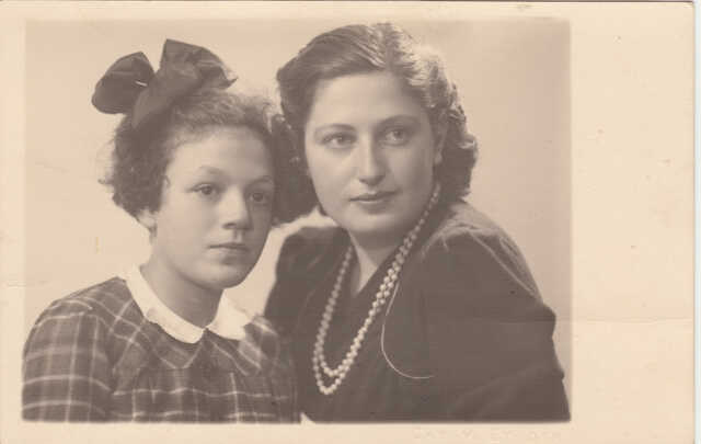 Henny ('Zubbeltje')  en Rosalie ('Lita') Valk, ca 1940