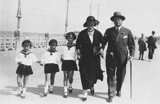 Dolly Hertz (een van de meisjes links) met haar ouders en zusjes in Scheveningen, omstreeks 1930