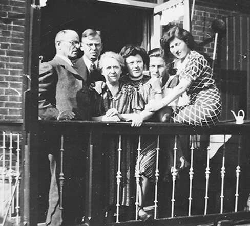 Het gezin Leviticus, met vier van de kinderen, van links naar rechts: vader Felix, Henri, moeder Emma, Nelly, Louis en Sophie. 