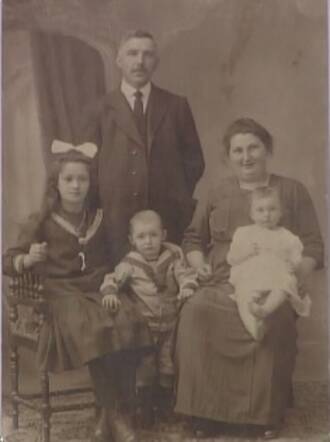 Het gezin Polak met Fanny Taube, een meisje uit Litouwen dat enige tijd bij de familie in huis was