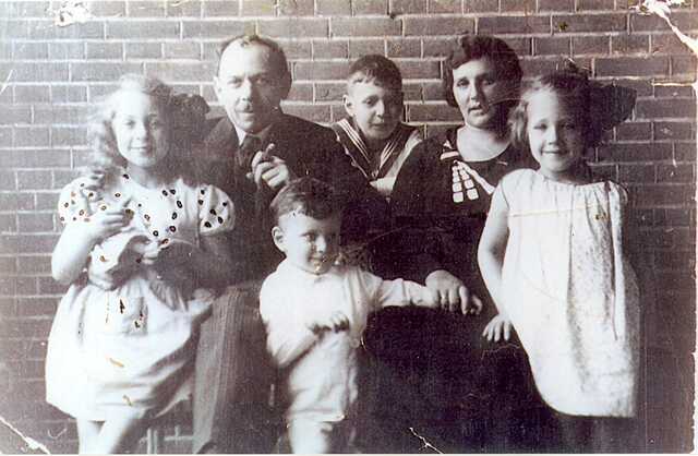 The Salomons-Hes Family