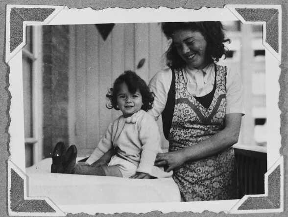 Suzanne Carola Hochherr met haar kindermeisje, lente 1941