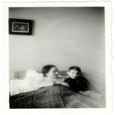 David Hartog (Daatje) Hompes in bed bij zijn moeder Henriëtte Hompes-Turksma na de geboorte van zijn broertje, 1940