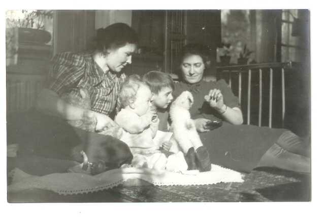 Hartog Sally (Harry) left and David Hartog (Daatje) Hompes with their mother (on the right) Henriëtte Hompes-Turksma