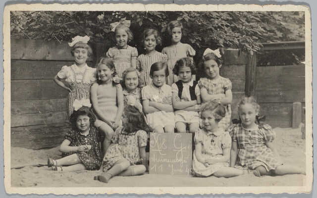 Channah Ichenhäuser (on the right, in front) on a school photo of the kindergarten Kennis & Godsvrucht in Amsterdam, june 11th,  1940