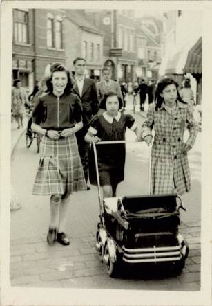 Hermine Zondervan achter de kinderwagen, met rechts Roosje Silbernberg, rond 1940