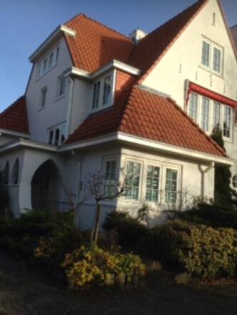 Dr. Leopolds clinic and home in Enschede. The couple hid here. They helped with household chores and with the lab of the skin doctor
