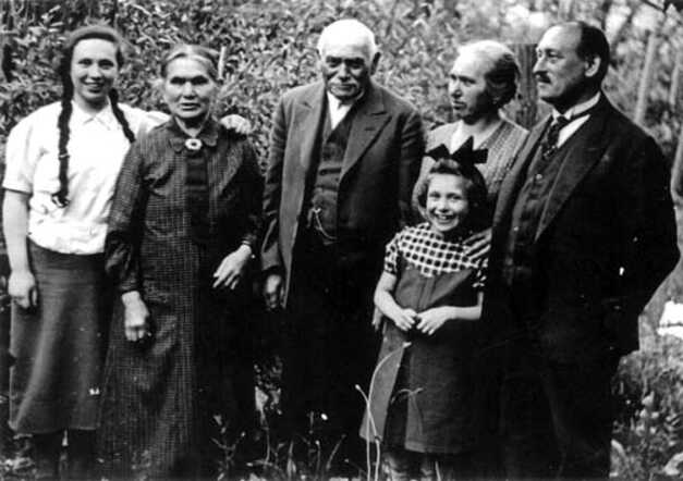 Inge Lichtenstein met haar zus, ouders en grootouders