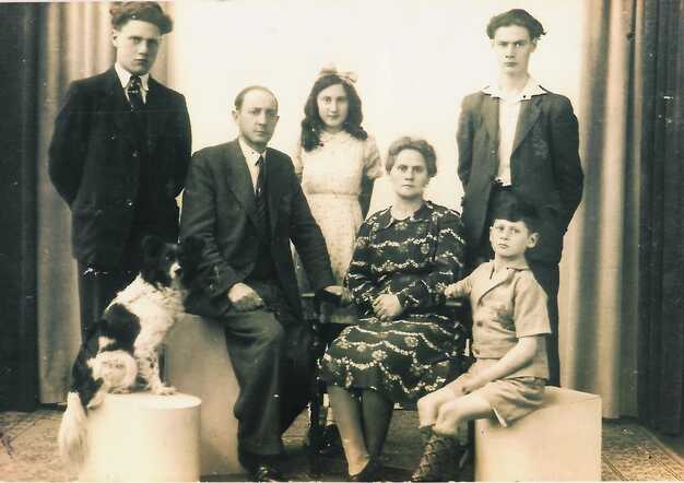 Saartje Henriëtte (Hetty) and David Eduard (sitting on the right) with their brothers Gerson and Salomon Albert and their parents Eliazar and Henriette Izaks-Glaser