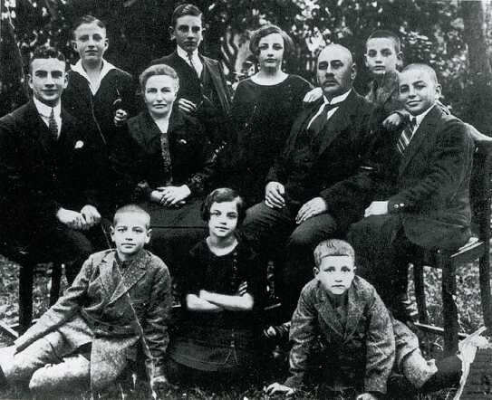 FAMILY HUMBERG-GRÜNEBAUM (ABOUT 1923)
