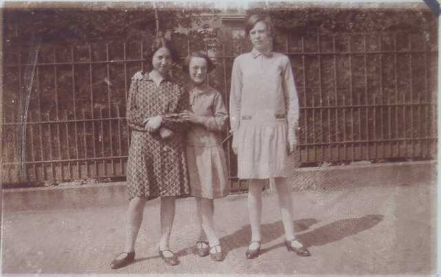 Betty Stad (links), met vriendinnen, 1929