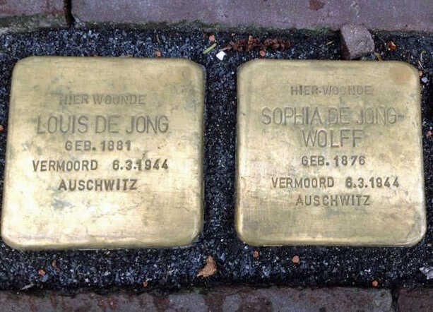 Melkmarkt 43 A, Zwolle -Op 7 april 2014 zijn Stolpersteine onthuld voor Louis de Jong en zijn echtgenote Sophia de Jong-Wolff.