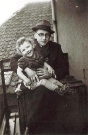 Abraham Goud met meisje op schoot