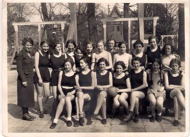 Joodse Middelbare Meisjes School op 6 mei 1936
