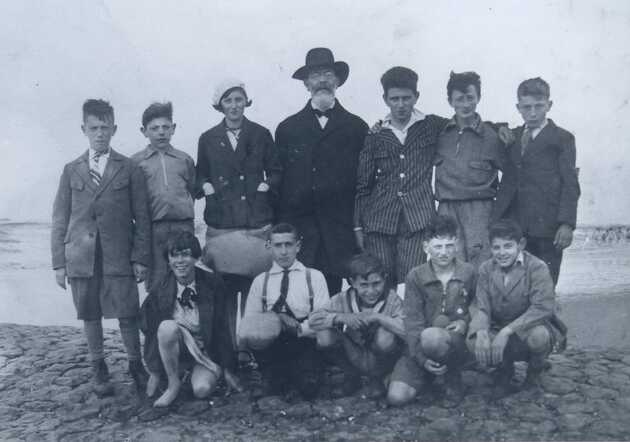 Joodse scholieren tijdens een schoolreisje naar Scheveningen, 1931