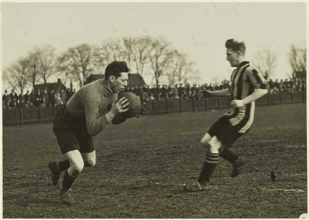HFC Haarlem keeper Juda de Vries in actie, 1925