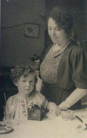 Kaatje Matz-Hijmans with her daughter Bijnja