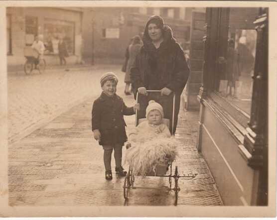 Kaatje Matz-Hijmans with her sons, 1931