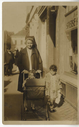 Albert Werner Katz with his brother Kurt and their mother Anna Katz-Leons