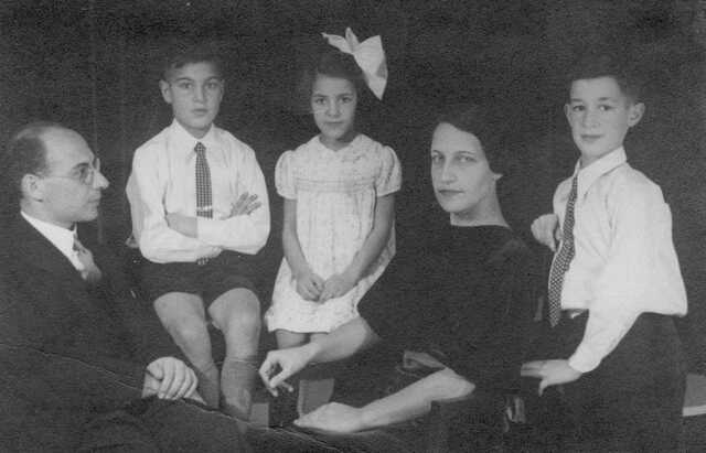 Gerda Keizer, Robert Keizer and Alfred Keizer with their parents Eliazar Heiman en Marianne Josephine Keizer-Bloch