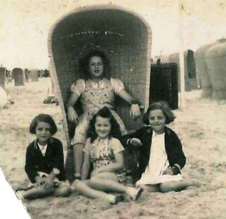 Berta Keller (left) and Judith Keller (right). The girl in the middle, sitting on the sand is Paula Rössler