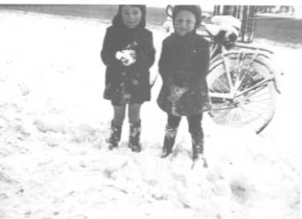 Rob Salomon (Robbie) Kets de Vries (links) met zijn vriendje Theo Horsten (de donor van de foto) op de Schiedamscheweg in Rotterdam, winter 1941-1942