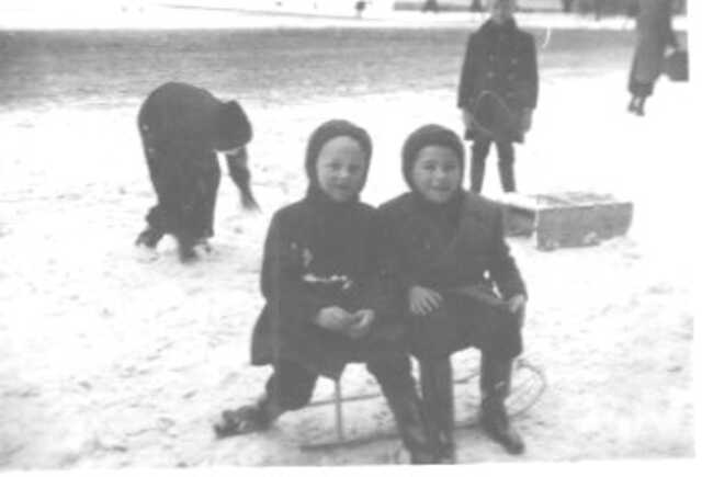 Rob Salomon (Robbie) Kets de Vries (links) met zijn vriendje Theo Horsten (de donor van de foto) op de Schiedamscheweg in Rotterdam, winter 1941-1942