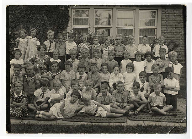 Klassenfoto van de Resedaschool, met Liesje vooraan liggend , 1939.