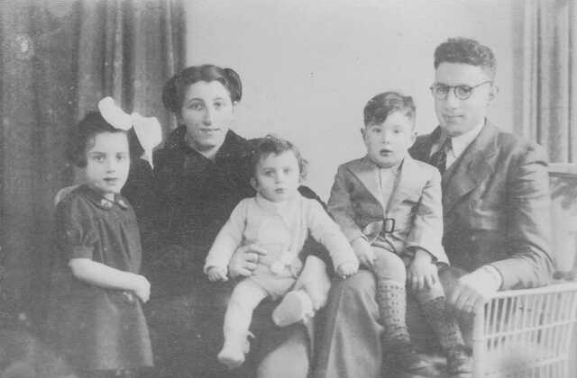 Magdalena Beppie (Lenie), Jozeph Maurits (middle), Abraham Jozeph van Klaveren with their parents Grietje  van Klaveren-van der Wijk and Jacob van Klaveren